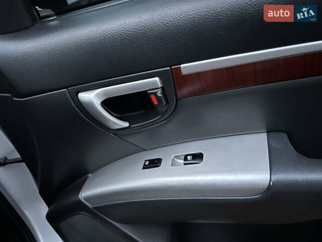 Серый Хендай Санта Фе, объемом двигателя 2.2 л и пробегом 205 тыс. км за 10300 $, фото 29 на Automoto.ua