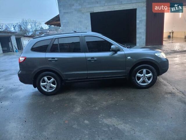 Серый Хендай Санта Фе, объемом двигателя 2.2 л и пробегом 324 тыс. км за 9700 $, фото 1 на Automoto.ua