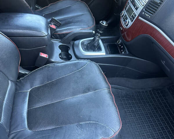 Серый Хендай Санта Фе, объемом двигателя 2.19 л и пробегом 301 тыс. км за 8500 $, фото 26 на Automoto.ua