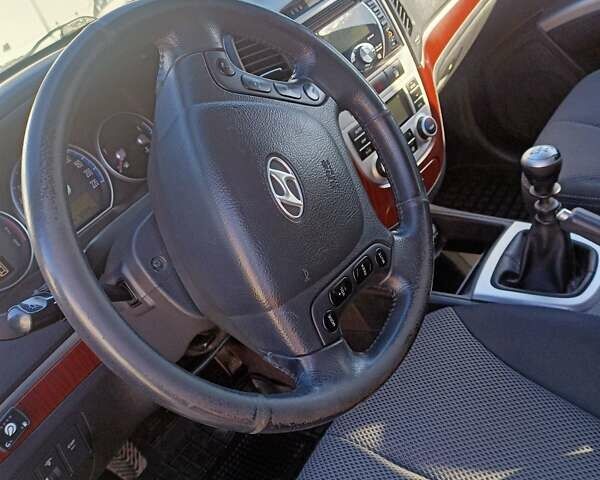 Сірий Хендай Санта Фе, об'ємом двигуна 2.7 л та пробігом 248 тис. км за 8500 $, фото 26 на Automoto.ua
