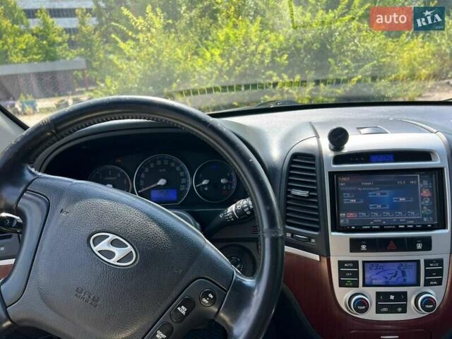 Серый Хендай Санта Фе, объемом двигателя 2.2 л и пробегом 310 тыс. км за 8900 $, фото 6 на Automoto.ua