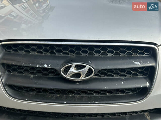 Серый Хендай Санта Фе, объемом двигателя 2.19 л и пробегом 249 тыс. км за 8300 $, фото 14 на Automoto.ua
