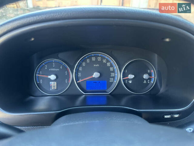 Серый Хендай Санта Фе, объемом двигателя 2.19 л и пробегом 301 тыс. км за 8500 $, фото 30 на Automoto.ua