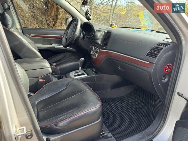 Серый Хендай Санта Фе, объемом двигателя 2.2 л и пробегом 232 тыс. км за 10500 $, фото 15 на Automoto.ua