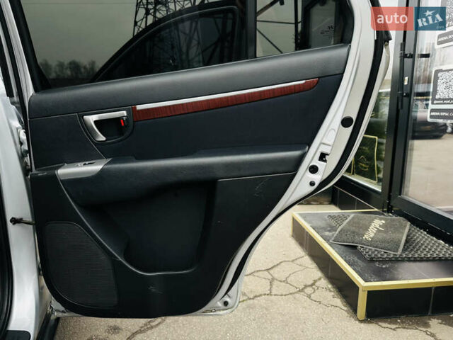 Серый Хендай Санта Фе, объемом двигателя 2.19 л и пробегом 290 тыс. км за 8999 $, фото 21 на Automoto.ua