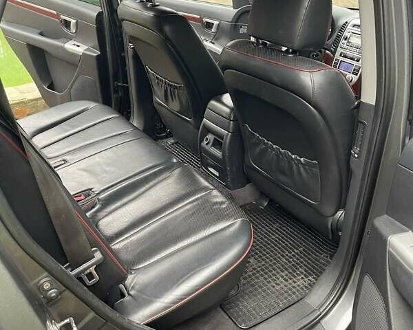 Серый Хендай Санта Фе, объемом двигателя 2.2 л и пробегом 268 тыс. км за 9000 $, фото 13 на Automoto.ua