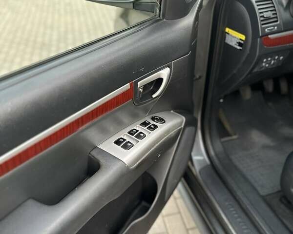 Серый Хендай Санта Фе, объемом двигателя 2.19 л и пробегом 286 тыс. км за 9000 $, фото 9 на Automoto.ua