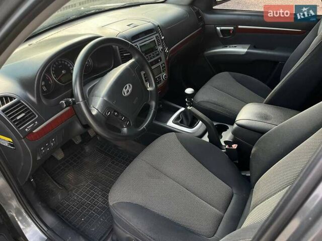 Серый Хендай Санта Фе, объемом двигателя 2.2 л и пробегом 313 тыс. км за 9700 $, фото 6 на Automoto.ua