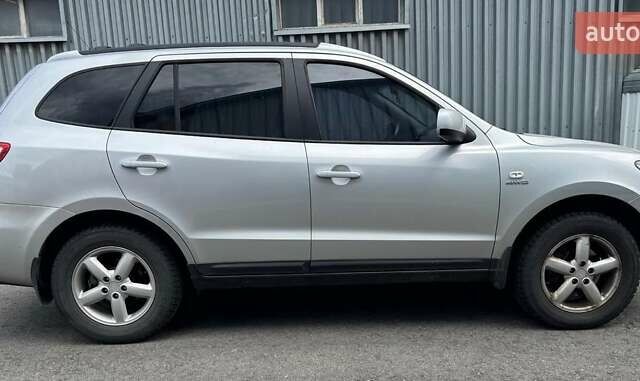 Серый Хендай Санта Фе, объемом двигателя 2.19 л и пробегом 260 тыс. км за 9100 $, фото 11 на Automoto.ua