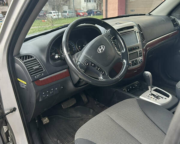 Серый Хендай Санта Фе, объемом двигателя 2.19 л и пробегом 249 тыс. км за 8300 $, фото 10 на Automoto.ua