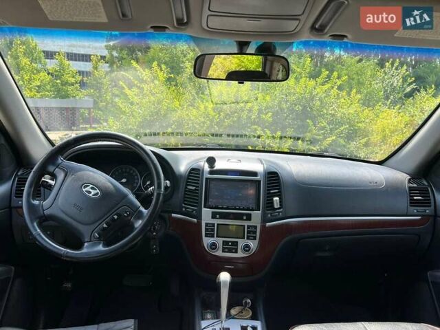 Серый Хендай Санта Фе, объемом двигателя 2.2 л и пробегом 310 тыс. км за 8900 $, фото 3 на Automoto.ua