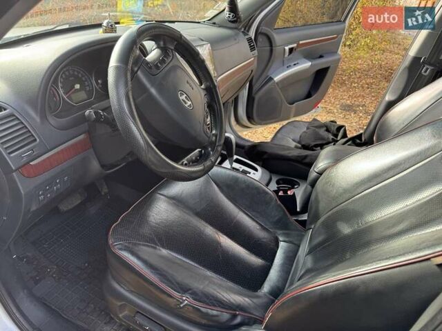 Серый Хендай Санта Фе, объемом двигателя 2.2 л и пробегом 232 тыс. км за 10500 $, фото 18 на Automoto.ua