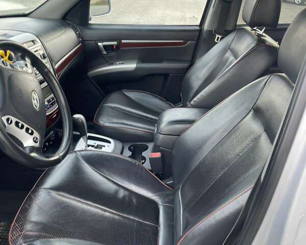 Серый Хендай Санта Фе, объемом двигателя 2.19 л и пробегом 217 тыс. км за 9300 $, фото 2 на Automoto.ua