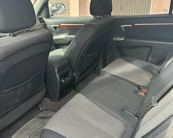 Серый Хендай Санта Фе, объемом двигателя 2.19 л и пробегом 249 тыс. км за 8300 $, фото 8 на Automoto.ua