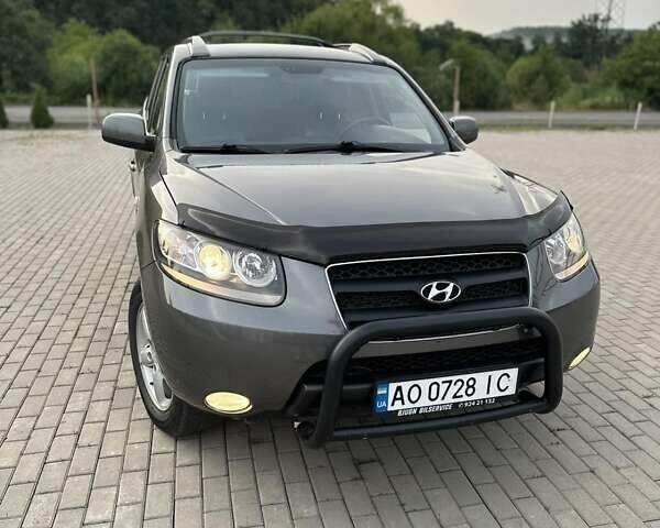 Серый Хендай Санта Фе, объемом двигателя 2.19 л и пробегом 286 тыс. км за 9000 $, фото 4 на Automoto.ua