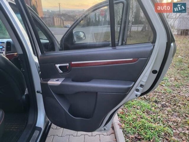 Серый Хендай Санта Фе, объемом двигателя 2.19 л и пробегом 302 тыс. км за 9990 $, фото 100 на Automoto.ua