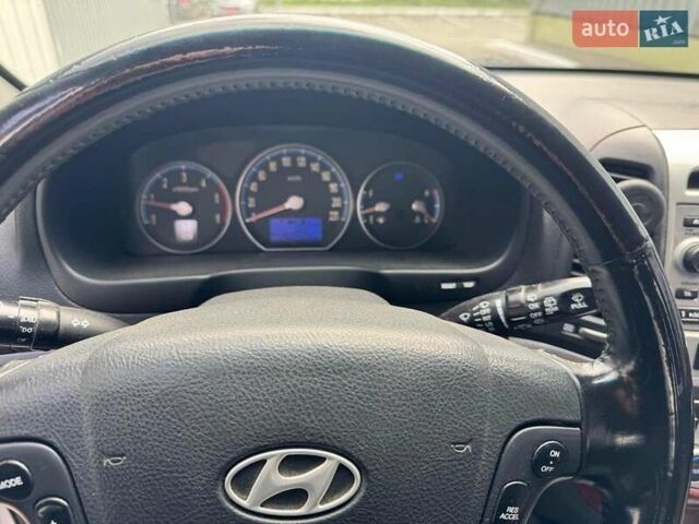 Серый Хендай Санта Фе, объемом двигателя 2.19 л и пробегом 260 тыс. км за 9100 $, фото 6 на Automoto.ua