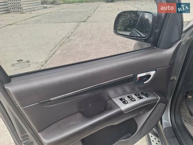 Сірий Хендай Санта Фе, об'ємом двигуна 2.2 л та пробігом 304 тис. км за 9600 $, фото 2 на Automoto.ua
