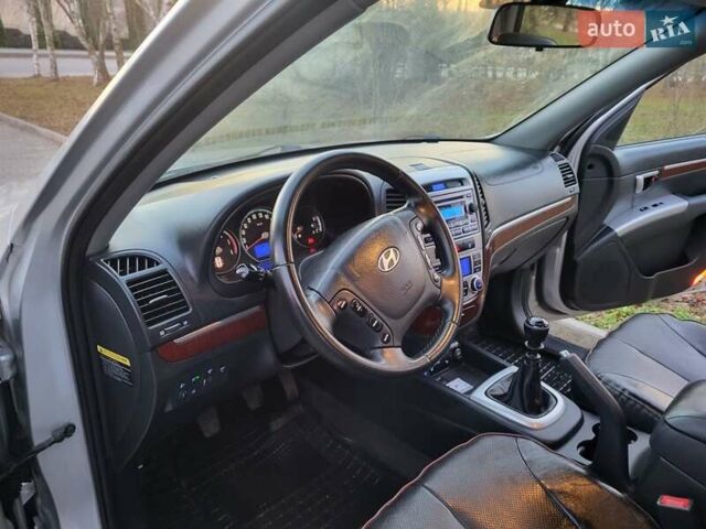 Серый Хендай Санта Фе, объемом двигателя 2.19 л и пробегом 302 тыс. км за 9990 $, фото 122 на Automoto.ua