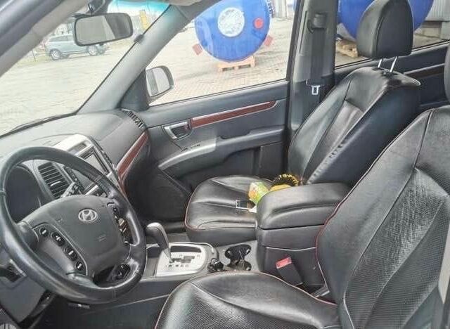 Серый Хендай Санта Фе, объемом двигателя 2.2 л и пробегом 330 тыс. км за 8600 $, фото 4 на Automoto.ua