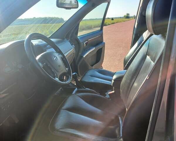 Серый Хендай Санта Фе, объемом двигателя 2.7 л и пробегом 197 тыс. км за 8600 $, фото 15 на Automoto.ua