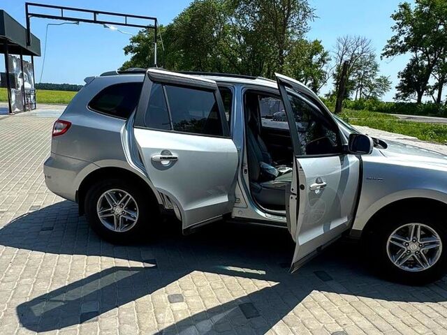 Серый Хендай Санта Фе, объемом двигателя 2.2 л и пробегом 342 тыс. км за 9000 $, фото 9 на Automoto.ua