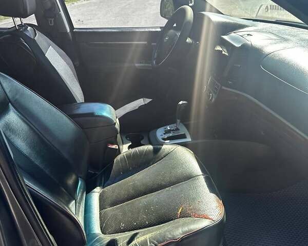 Серый Хендай Санта Фе, объемом двигателя 2.2 л и пробегом 241 тыс. км за 8900 $, фото 15 на Automoto.ua