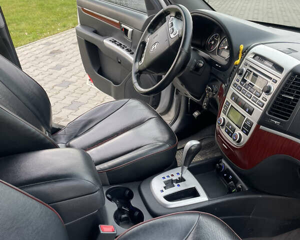 Серый Хендай Санта Фе, объемом двигателя 2.19 л и пробегом 217 тыс. км за 9300 $, фото 5 на Automoto.ua