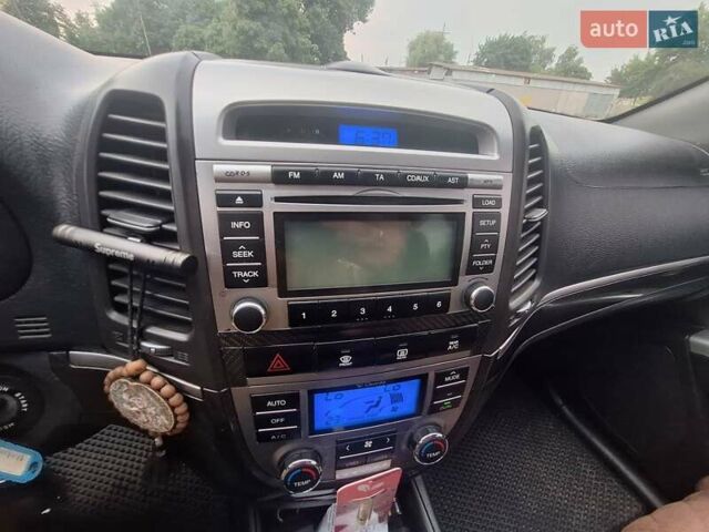 Сірий Хендай Санта Фе, об'ємом двигуна 2.2 л та пробігом 304 тис. км за 9600 $, фото 15 на Automoto.ua