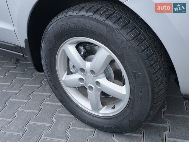 Серый Хендай Санта Фе, объемом двигателя 2.2 л и пробегом 251 тыс. км за 9333 $, фото 21 на Automoto.ua