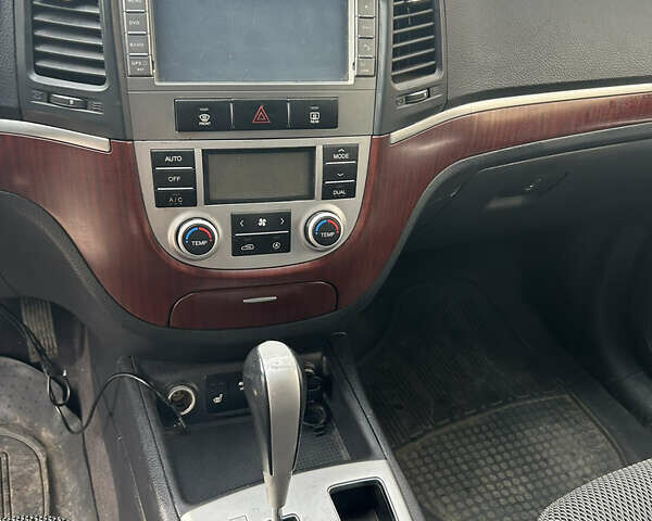 Серый Хендай Санта Фе, объемом двигателя 2.19 л и пробегом 249 тыс. км за 8300 $, фото 12 на Automoto.ua