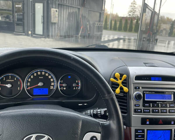 Серый Хендай Санта Фе, объемом двигателя 2.19 л и пробегом 217 тыс. км за 9300 $, фото 6 на Automoto.ua