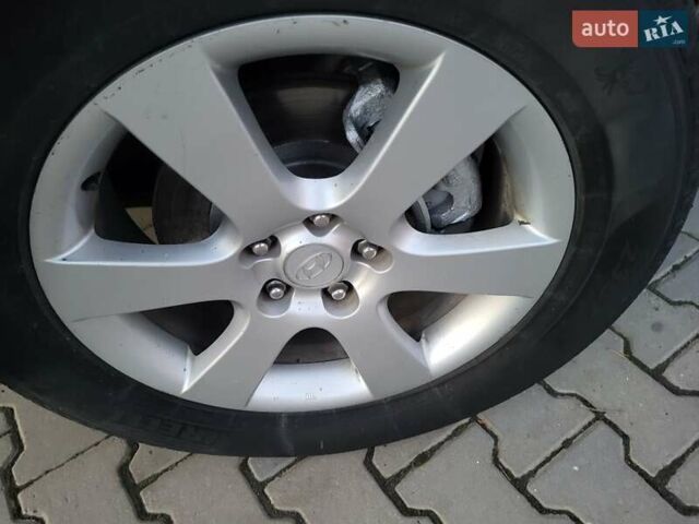 Серый Хендай Санта Фе, объемом двигателя 2.19 л и пробегом 302 тыс. км за 9990 $, фото 16 на Automoto.ua