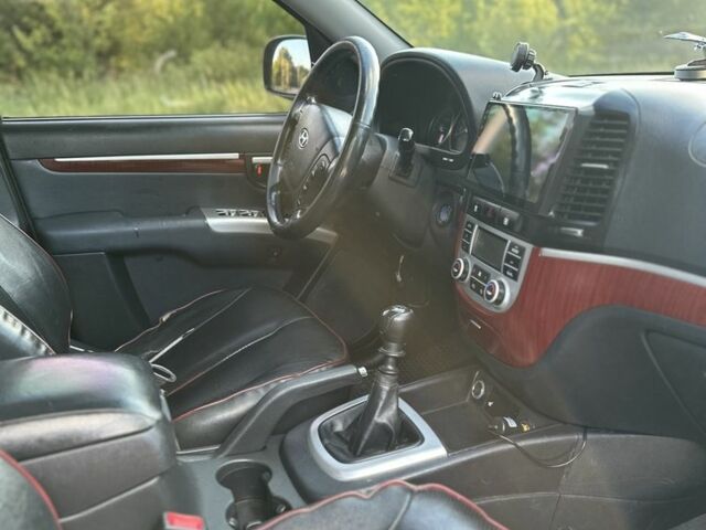 Серый Хендай Санта Фе, объемом двигателя 2.2 л и пробегом 325 тыс. км за 9500 $, фото 6 на Automoto.ua