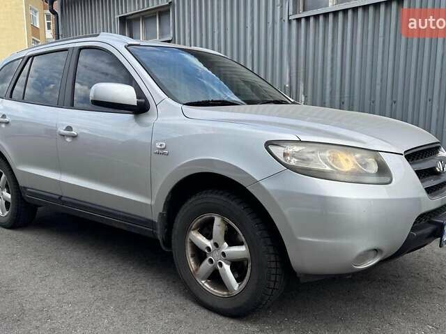 Серый Хендай Санта Фе, объемом двигателя 2.19 л и пробегом 260 тыс. км за 9100 $, фото 12 на Automoto.ua