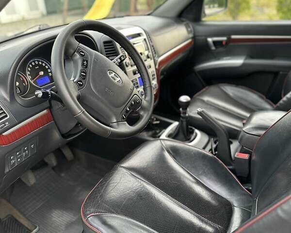 Серый Хендай Санта Фе, объемом двигателя 2.19 л и пробегом 286 тыс. км за 9000 $, фото 6 на Automoto.ua