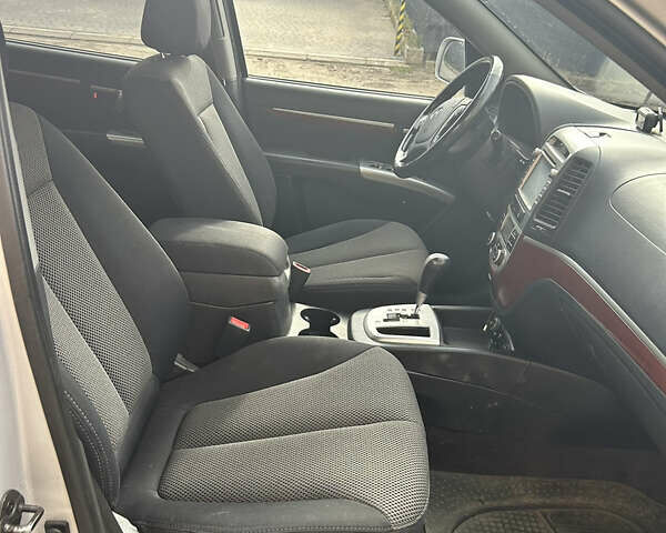 Серый Хендай Санта Фе, объемом двигателя 2.19 л и пробегом 249 тыс. км за 8300 $, фото 6 на Automoto.ua