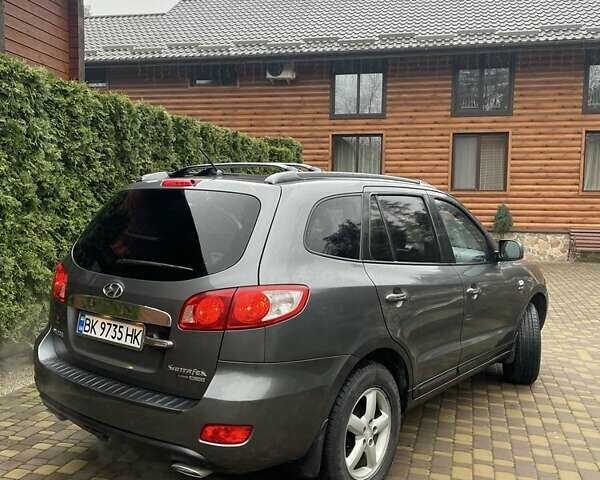Серый Хендай Санта Фе, объемом двигателя 2.2 л и пробегом 268 тыс. км за 9000 $, фото 7 на Automoto.ua