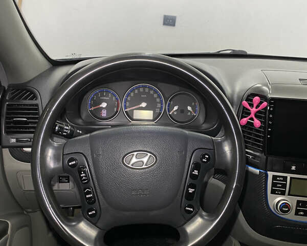 Серый Хендай Санта Фе, объемом двигателя 2.7 л и пробегом 245 тыс. км за 8800 $, фото 13 на Automoto.ua