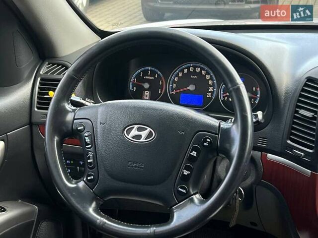 Серый Хендай Санта Фе, объемом двигателя 2.19 л и пробегом 253 тыс. км за 11500 $, фото 18 на Automoto.ua
