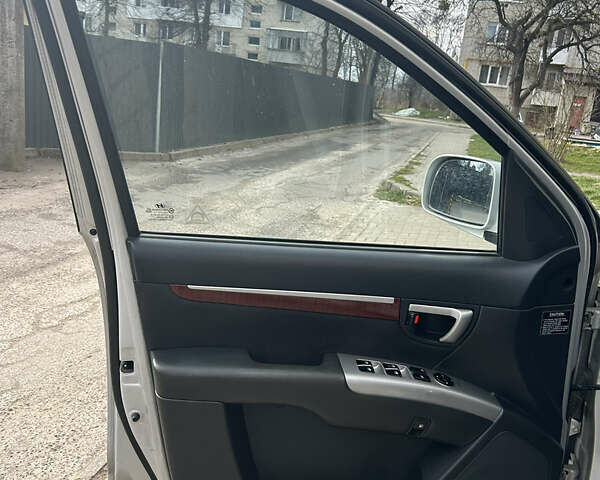 Серый Хендай Санта Фе, объемом двигателя 2.19 л и пробегом 249 тыс. км за 8300 $, фото 13 на Automoto.ua