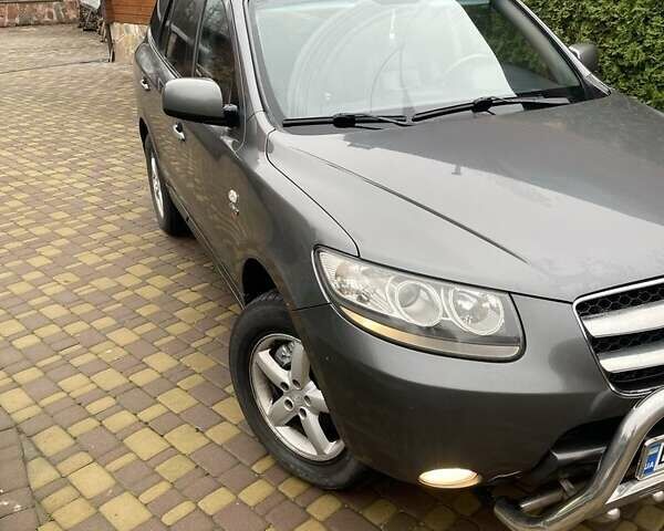 Серый Хендай Санта Фе, объемом двигателя 2.2 л и пробегом 268 тыс. км за 9000 $, фото 5 на Automoto.ua