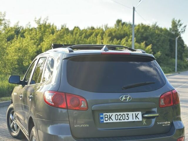 Серый Хендай Санта Фе, объемом двигателя 2.2 л и пробегом 325 тыс. км за 9500 $, фото 3 на Automoto.ua