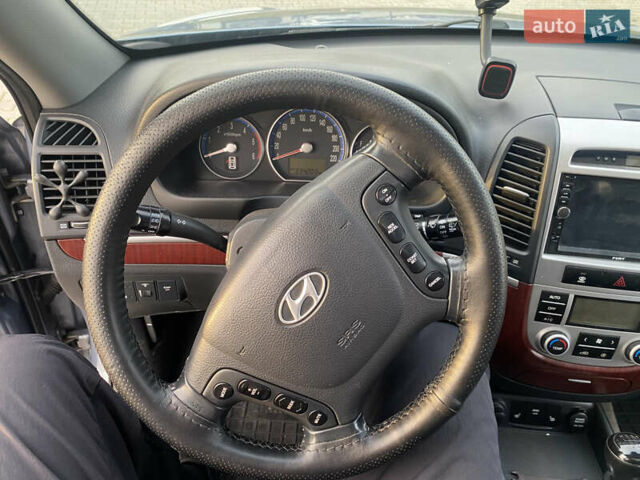 Серый Хендай Санта Фе, объемом двигателя 2.19 л и пробегом 334 тыс. км за 10000 $, фото 20 на Automoto.ua