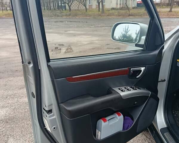 Сірий Хендай Санта Фе, об'ємом двигуна 2.2 л та пробігом 208 тис. км за 8650 $, фото 7 на Automoto.ua