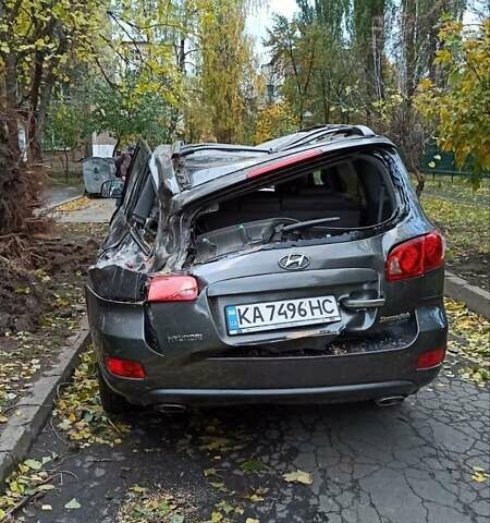 Серый Хендай Санта Фе, объемом двигателя 2.19 л и пробегом 170 тыс. км за 4999 $, фото 1 на Automoto.ua