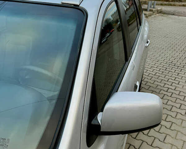 Серый Хендай Санта Фе, объемом двигателя 2.2 л и пробегом 297 тыс. км за 10300 $, фото 12 на Automoto.ua