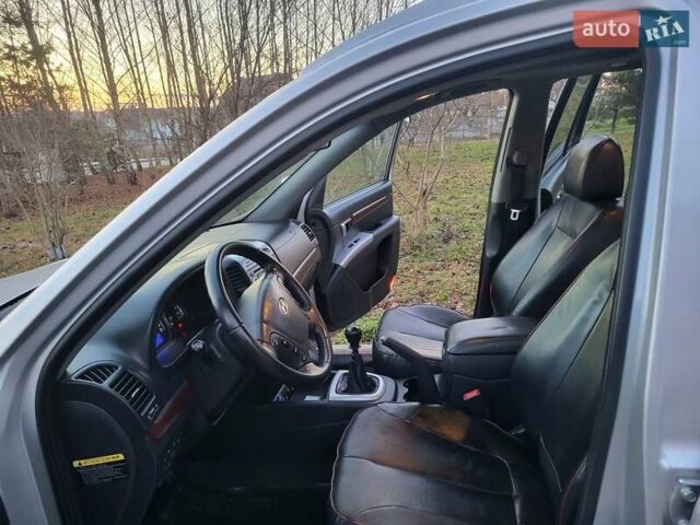 Серый Хендай Санта Фе, объемом двигателя 2.19 л и пробегом 302 тыс. км за 9990 $, фото 123 на Automoto.ua