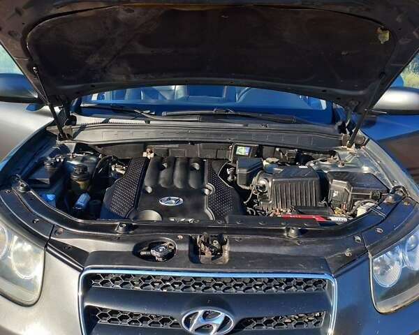 Серый Хендай Санта Фе, объемом двигателя 2.7 л и пробегом 197 тыс. км за 8600 $, фото 32 на Automoto.ua