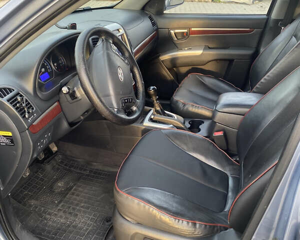 Серый Хендай Санта Фе, объемом двигателя 2.19 л и пробегом 334 тыс. км за 10000 $, фото 18 на Automoto.ua